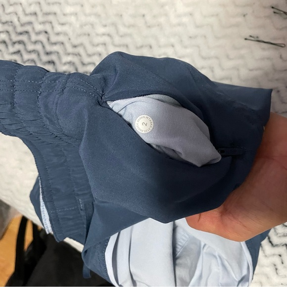 Lululemon Choose a Side, reversible shorts in size 2. Ink blue/daydream. - Picture 3 of 8